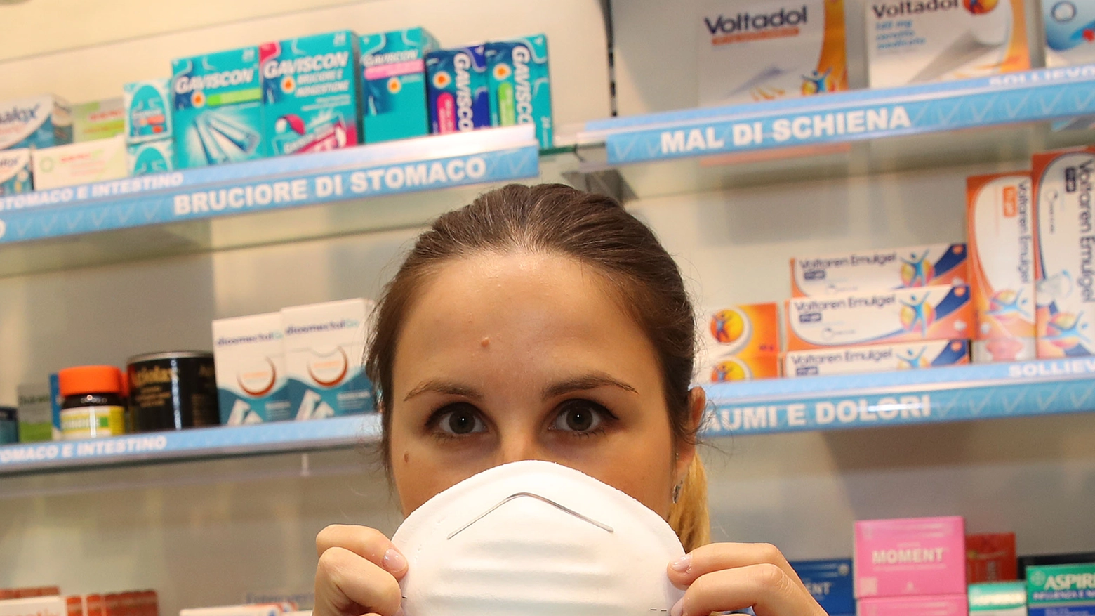 Corsa all'acquisto delle mascherine in farmacia (foto Print)