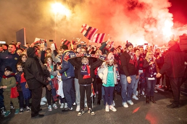Bologna da impazzire, 500 tifosi abbracciano la squadra a Casteldebole: “Portateci in Europa”