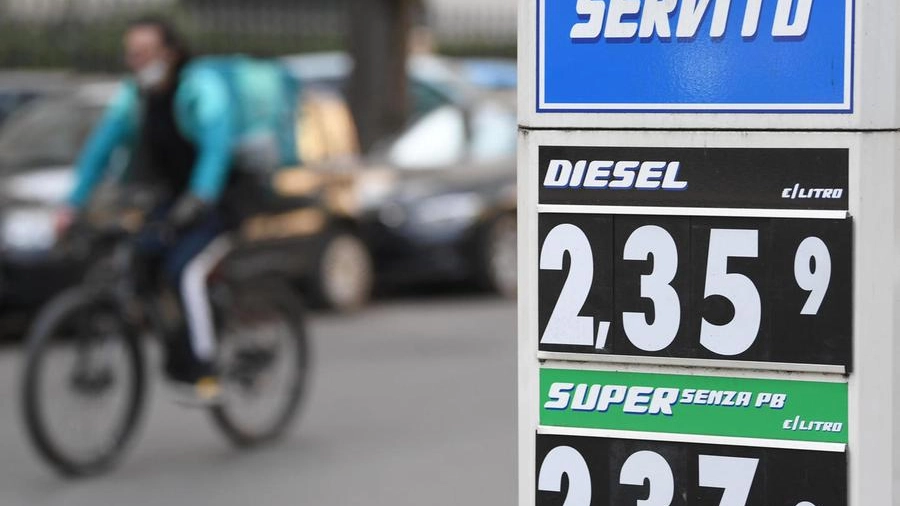 I prezzi in un distributore di benzina (Ansa)
