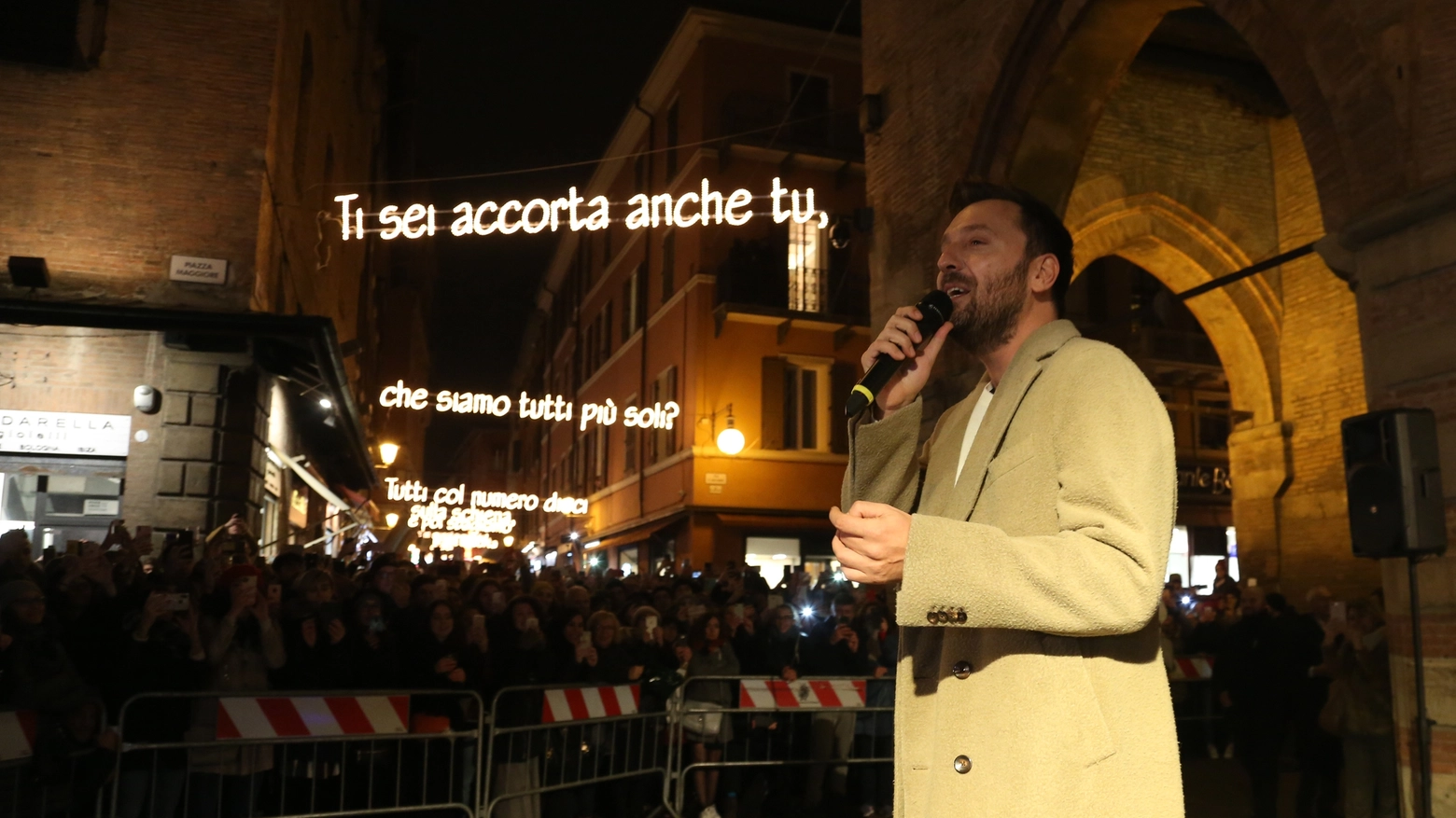 Cesare Cremonini inaugura le luminarie in via d'Azeglio (Foto Schicchi)