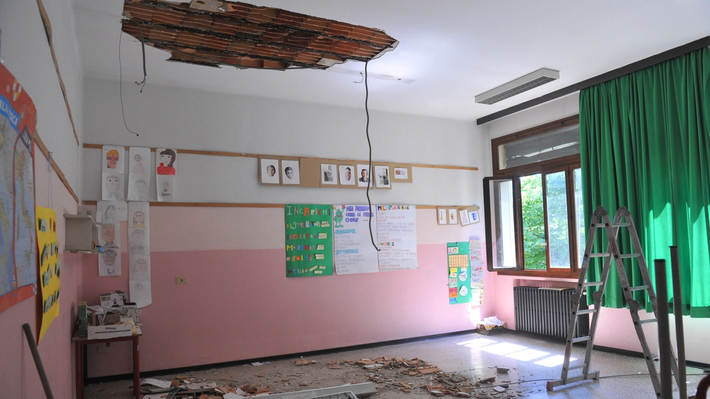 Il crollo dentro l'aula della scuola in via Beroaldo a Bologna (foto Schicchi)