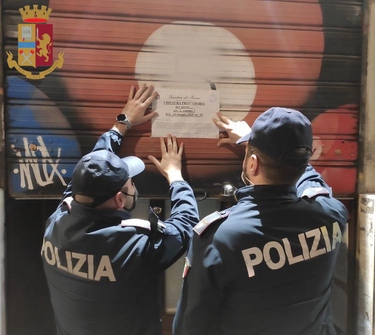Circolo chiuso a Bologna, droga nelle tasche dei clienti: due nei guai