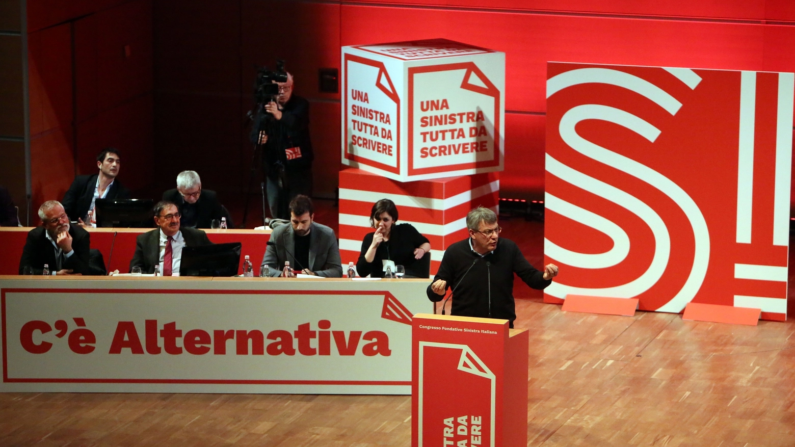 Maurizio Landini interviene al congresso di Sinistra Italiana (foto Ansa)
