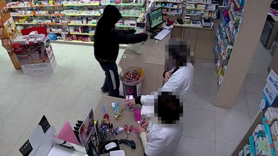 Bologna, uno dei rapinatori arrestati in azione in una farmacia (dal video della polizia)