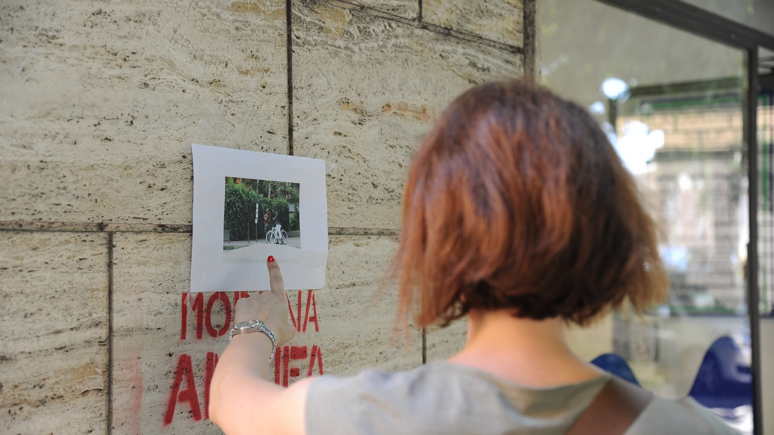 Le fotografie degli spacciatori affisse dai residenti di viale Gramsci