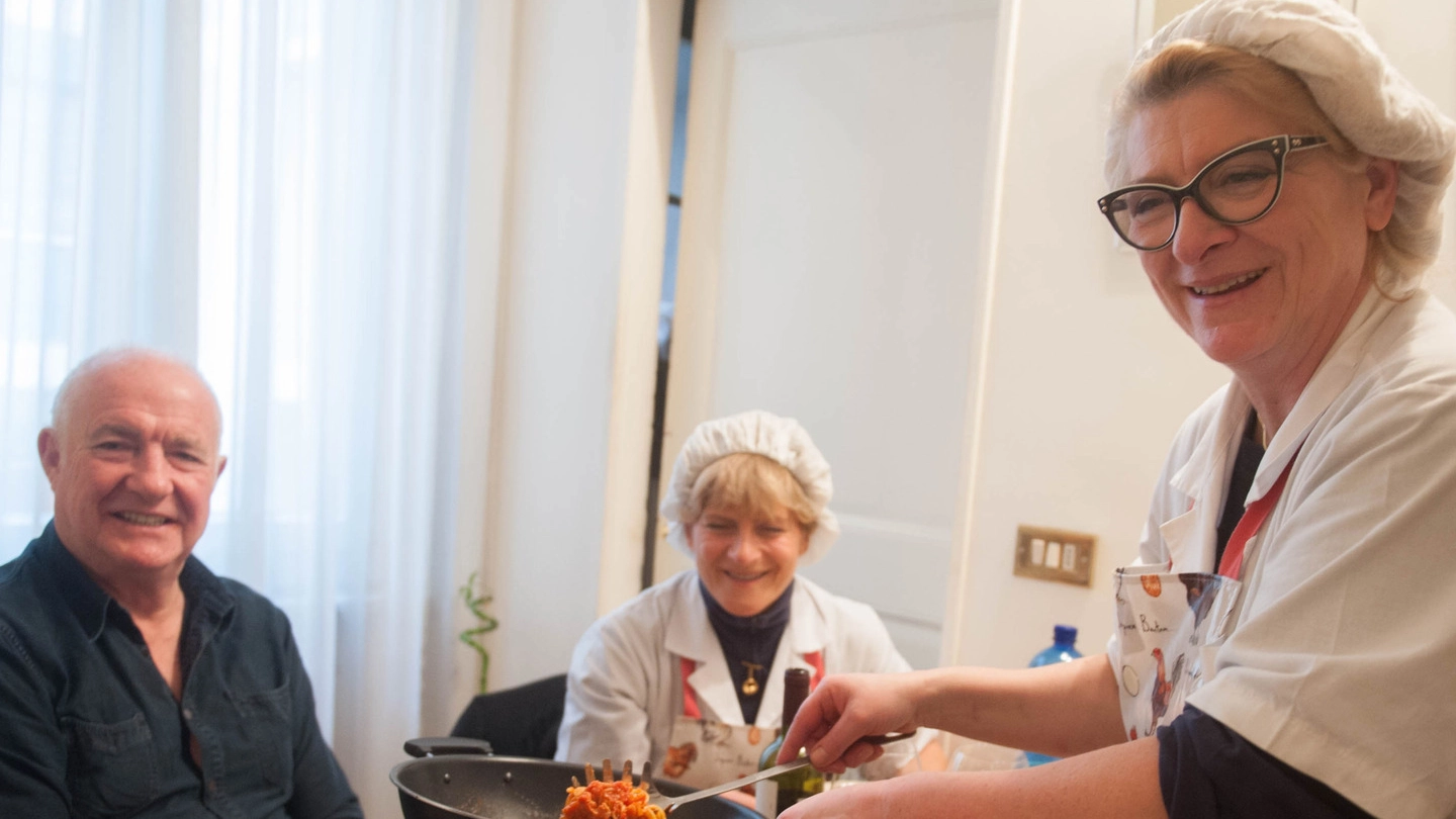 Lo chef inglese Rick Stein assaggia gli spaghetti al tonno a casa di Daniela e Monica Venturi