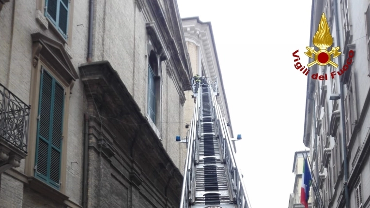 Ancona, l’intervento dei vigili del fuoco sulla facciata della chiesa di San Biagio