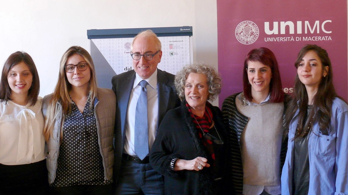 Il rettore Lacchè e il prorettore Borraccini con le studentesse Letizia Abbadini, Alessia Scattolini, Ilenia Capriotti e Marianna Mancini 