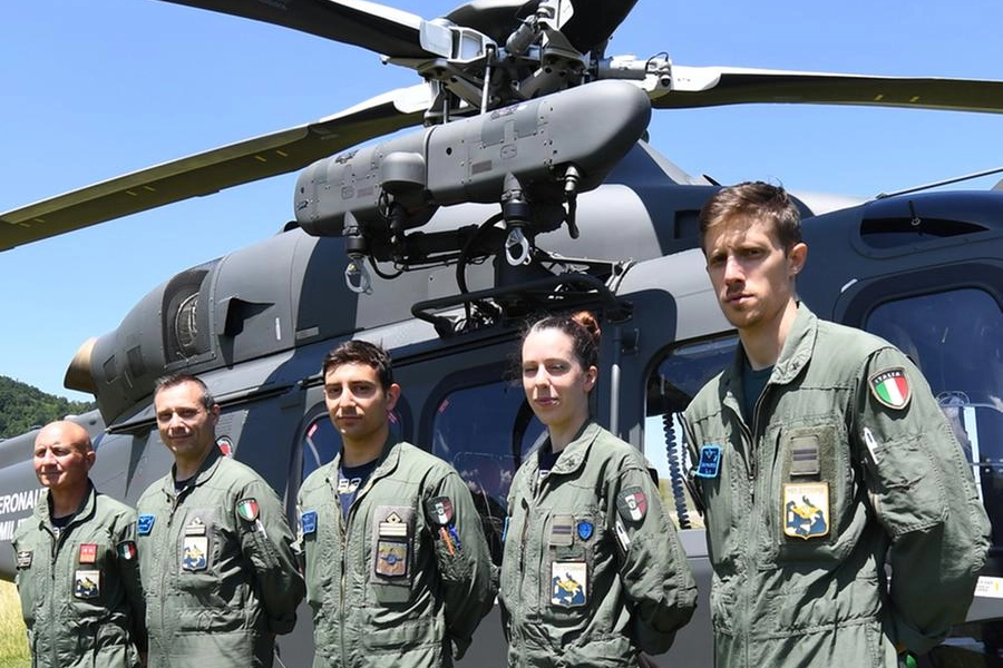 L’equipaggio dell’Aeronautica Militare, il maggiore Daniele Gamba è il secondo da sinistra