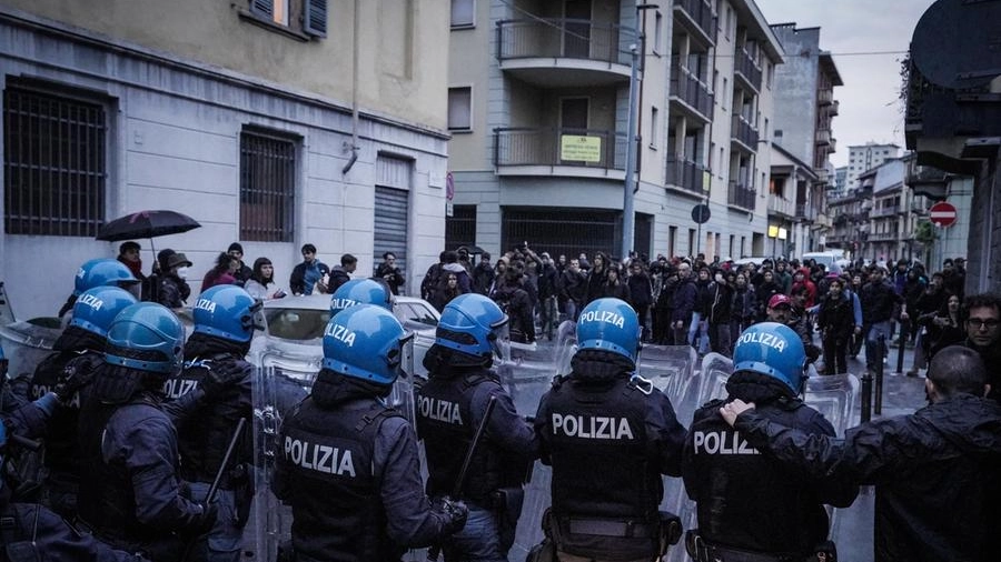 Parma, scontri lavoratori polizia davanti a un magazzino di logistica