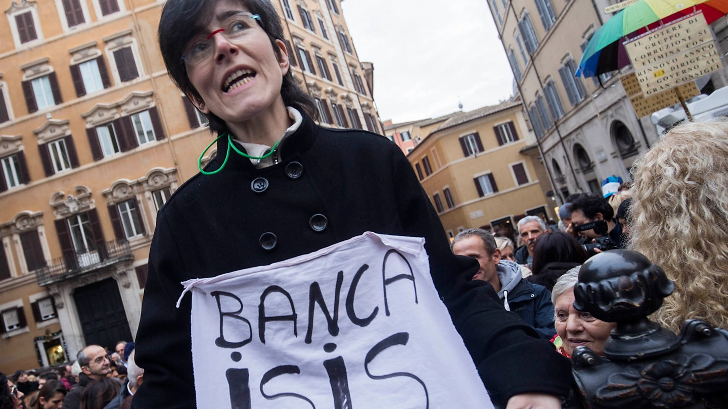 CARTELLO CHOC Una correntista in piazza davanti a Montecitorio contro il «salva-banche» deciso dal Governo (Foto LaPresse)
