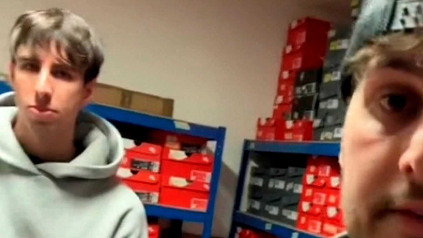 I titolari del negozio di calzature e abbigliamento in un’immagine del video con il quale hanno reso pubblico il furto