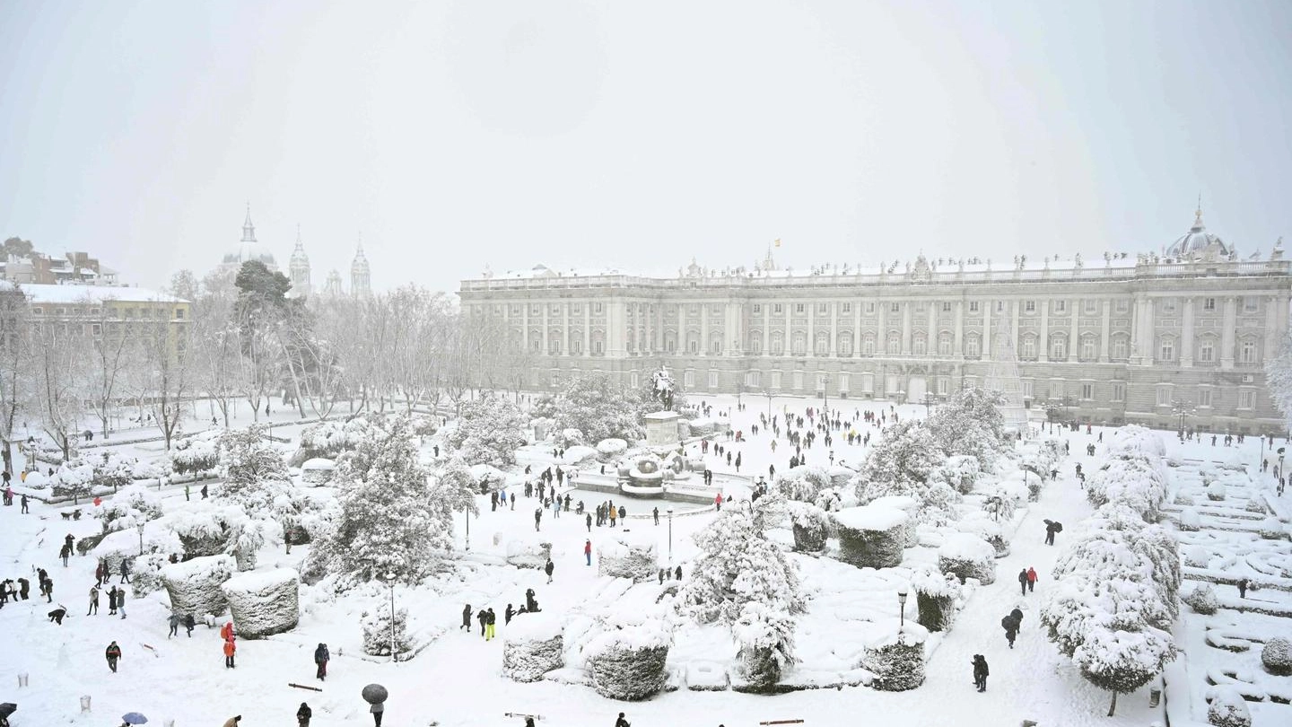 Meteo, la neve a Madrid il 9 gennaio (Ansa)
