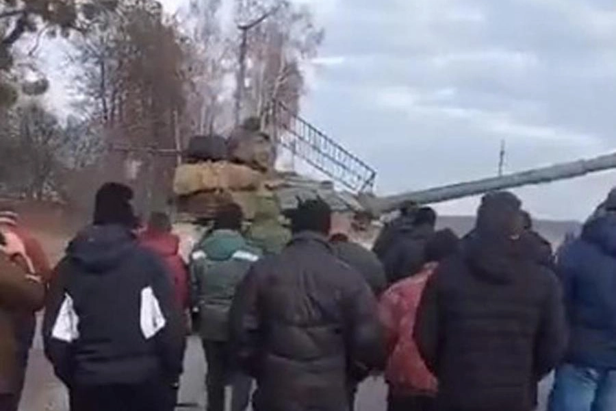 Civili bloccano un tank russo: il frame del video