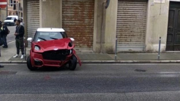 La minicar distrutta nello scontro