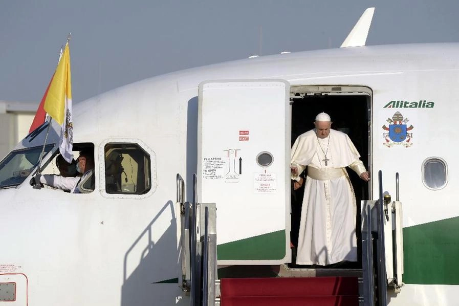 Il Papa a Budapest: ultimo volo con Alitalia /Ansa)