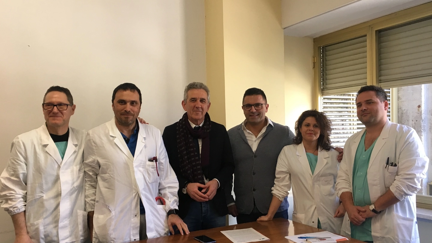 Milani con l’equipe del reparto di cardiologia dell’ospedale Mazzoni