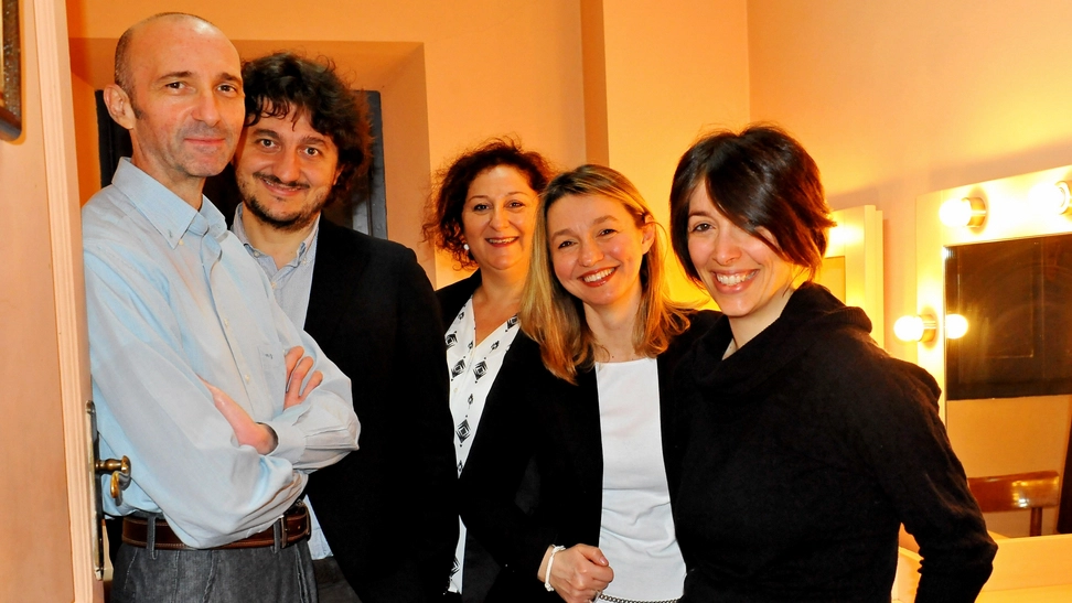Cristian Della Chiara e Maria Rosa Bastianelli con alcuni visitatori del teatro “Rossini” (foto Luigi Angelucci)