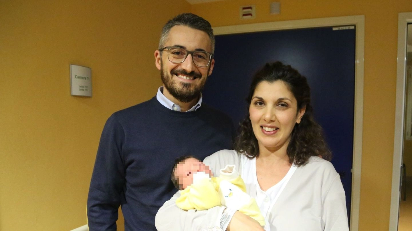Teresa e Francesco con il piccolo Enea, il primo nato del 2018 a Bologna