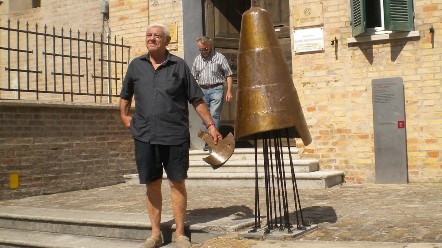 Fano, l’artista Giuseppe Papagni tiene in mano la testa mozzata della scultura
