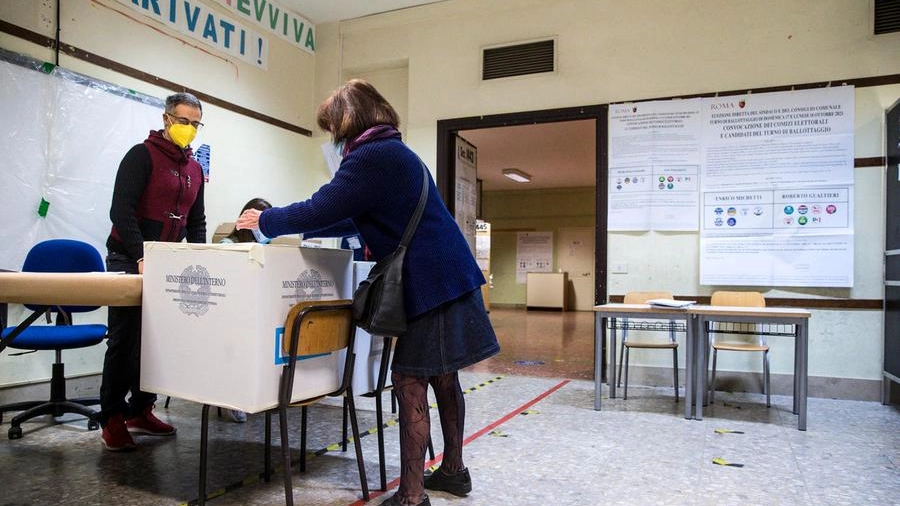 Il voto per il ballottaggio alle elezioni per il sindaco di Roma (Ansa)