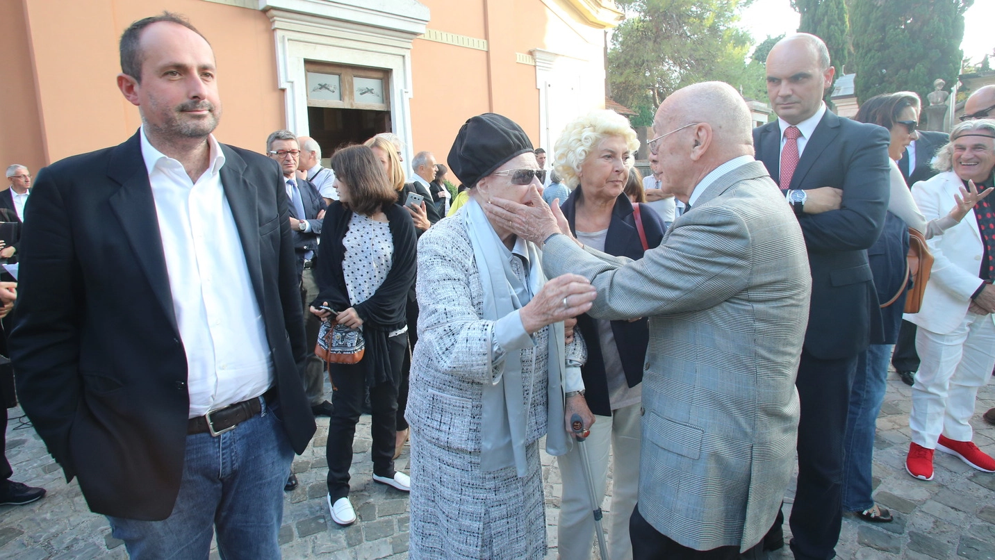 La vedova di Ortolani, Katyna Ranieri, abbracciata da Gianfranco Mariotti (Fotoprint)