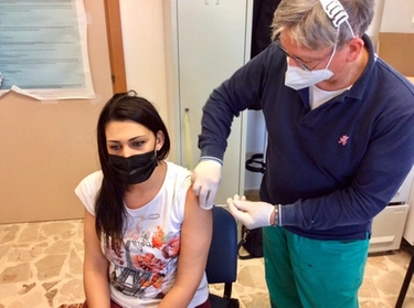 Vaccino agli over 50 in Italia: prenotazioni, regole, tempi