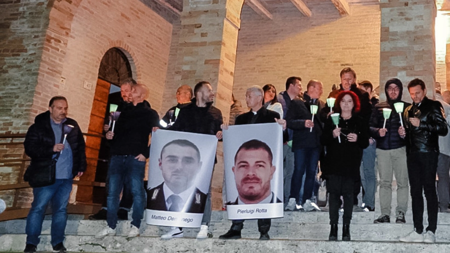 La fiaccolata per non dimenticare i poliziotti uccisi a Trieste