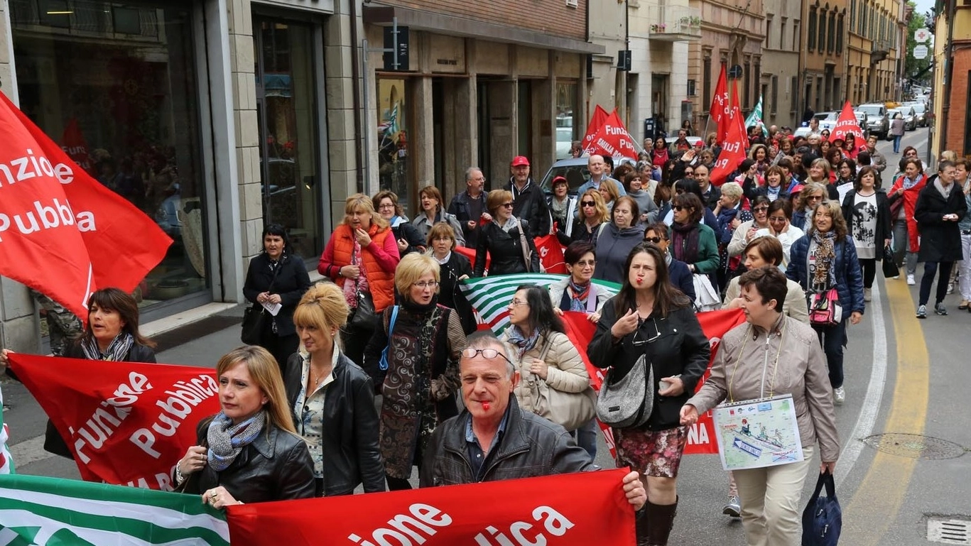 Il corteo di protesta contro il progetto di integrazione tra l’Ausl imolese e Bologna