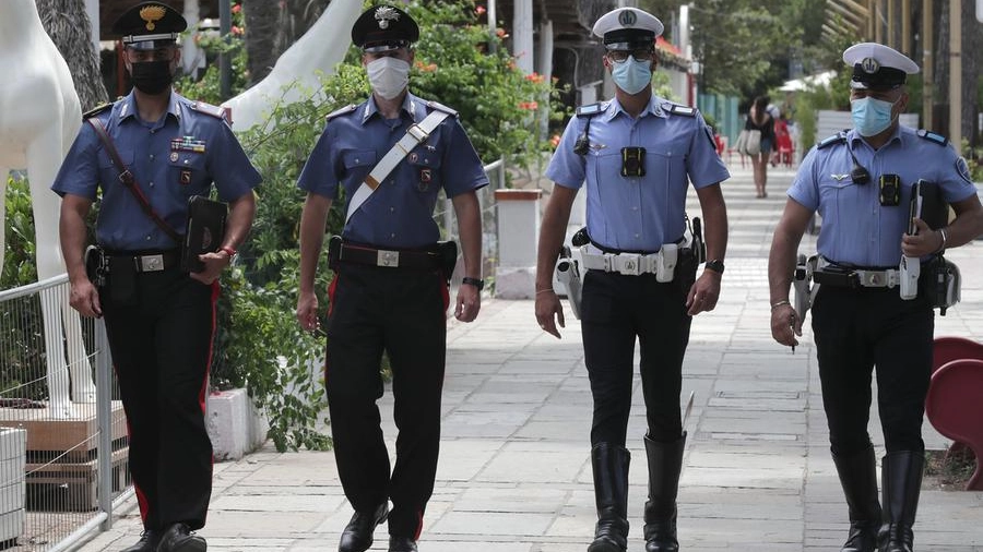 Polizia locale e carabinieri di Marina di Ravenna durante alcuni controlli (foto Zani)