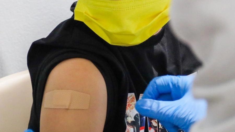 Un ragazzo si sottopone al vaccino (foto di archivio)