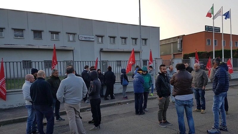 Lavoratori della Vapor Europe in presidio permanente davanti allo stabilimento