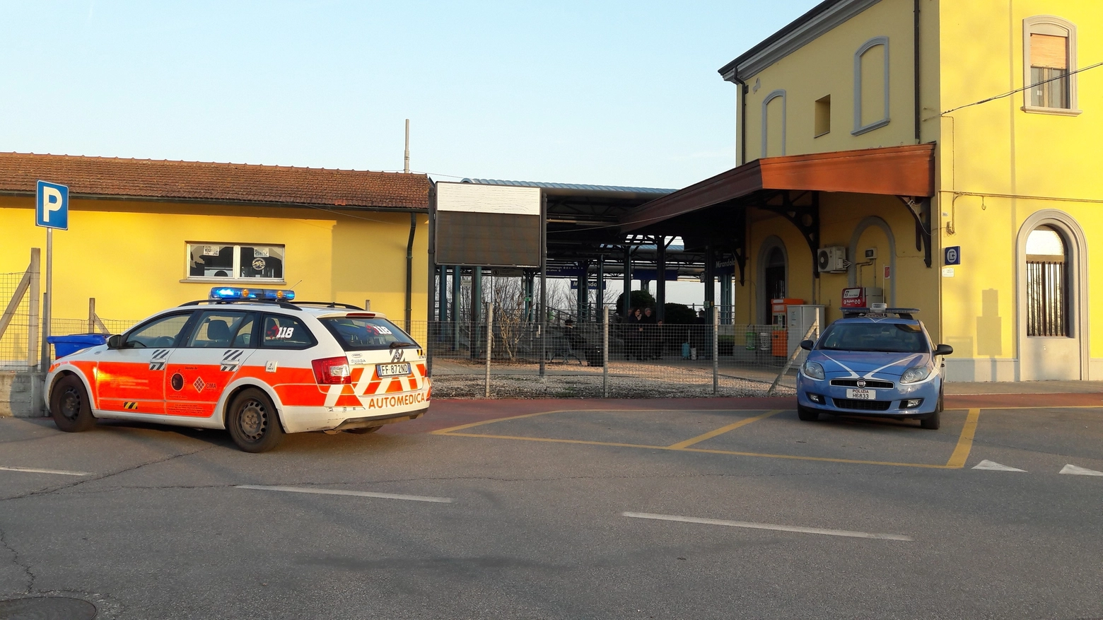 Polizia e sanitari davanti alla stazione di Mirandola (foto Bruschi)