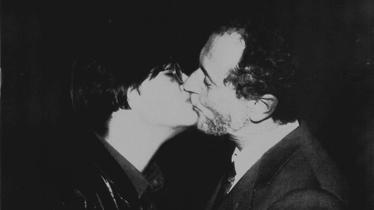 La foto che ritrae Ferdinando Aiuti mentre bacia una donna sieropositiva
