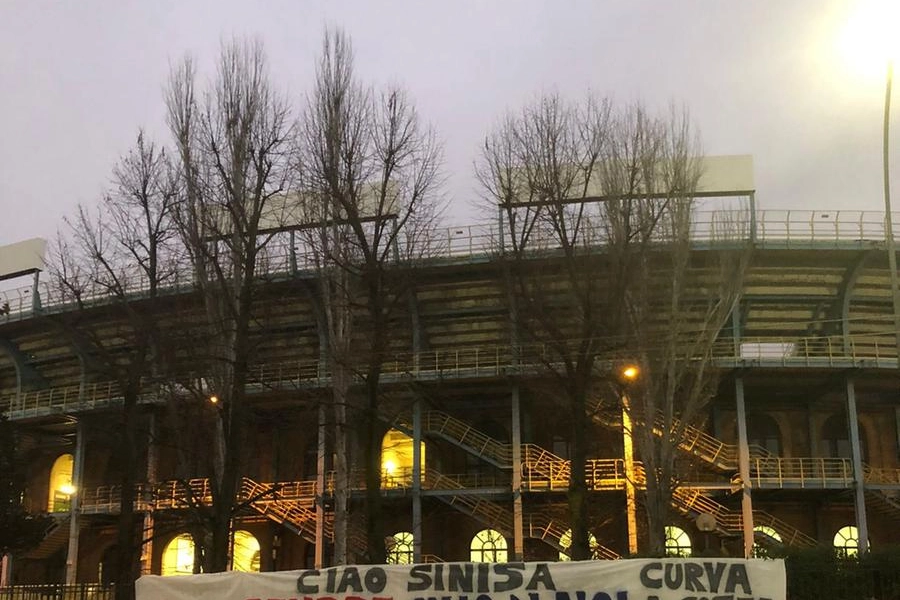 Lo striscione per Mihajlovic fuori dallo stadio 