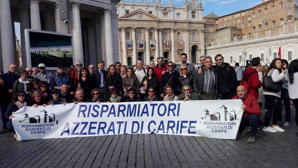 Il gruppo dei risparmiatori ferraresi in piazza San Pietro per l’udienza con papa Francesco