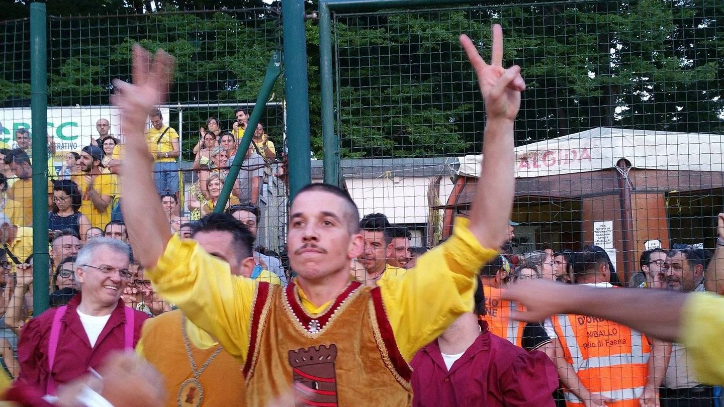 Daniele Ravagli festeggia, indicando il secondo Palio vinto dopo quello del 2013 (Veca)