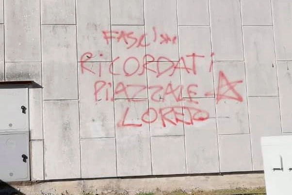 Scritte sul muro del comitato elettorale Michetti