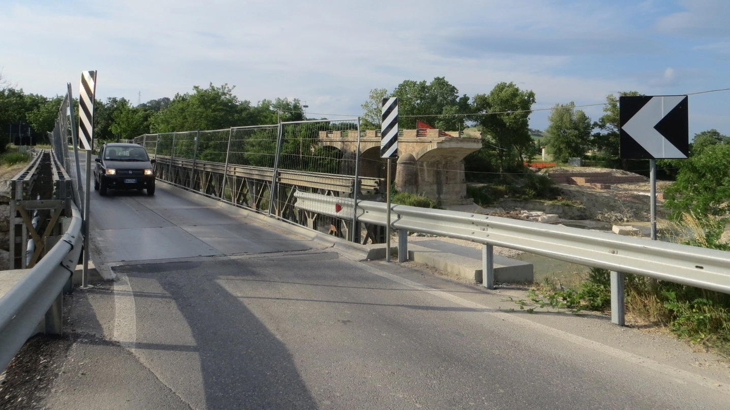 Il ponte provvisorio Bailey e sullo sfondo  i ruderi del viadotto dell’Acquasanta crollato nel gennaio 2011
