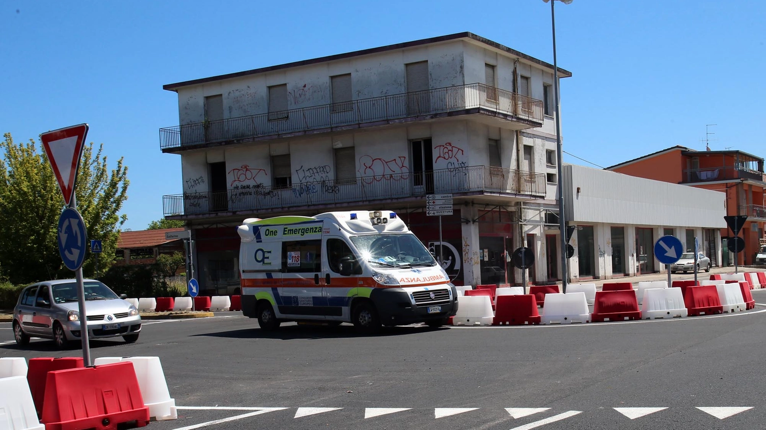 Pesaro, due incidente in un giorno: un'ambulanza (Immagine di repertorio Fotoprint)