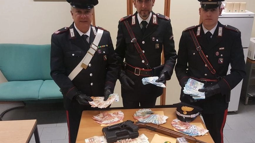 I carabinieri con droga e soldi falsi