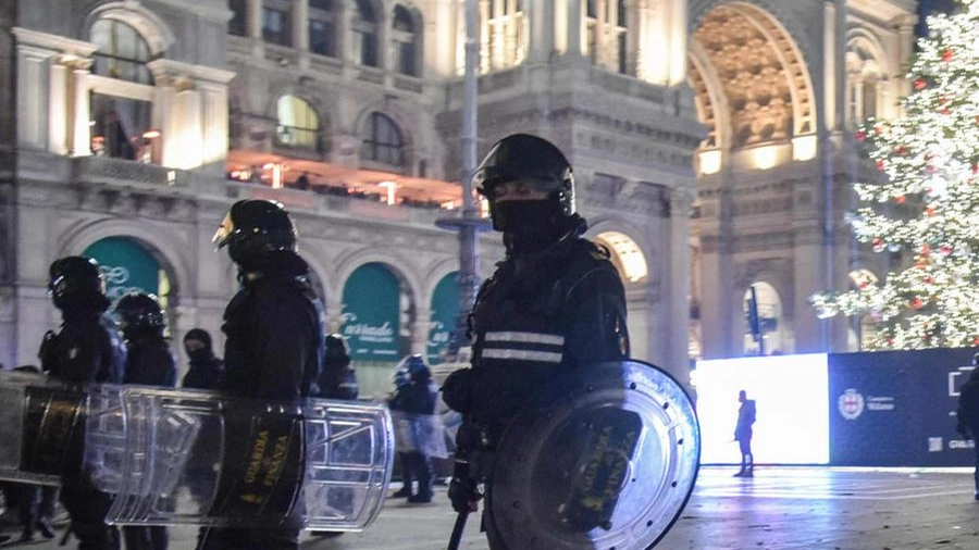 La ragazza è stata salvata dalle forze dell’ordine presenti in piazza Duomo