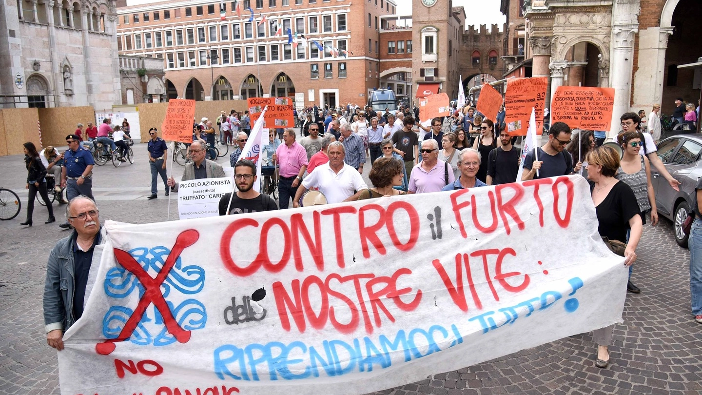 Ferrara, la protesta dei risparmiatori Carife (Foto Businesspress)