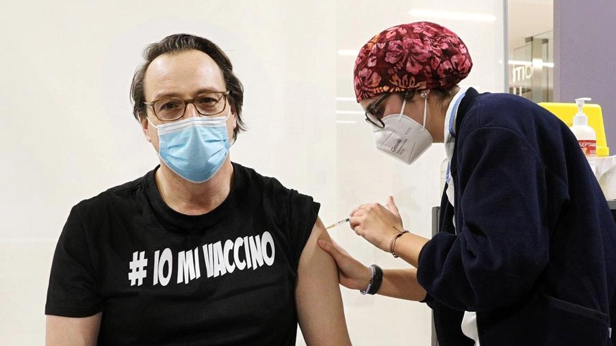 La vaccinazione del direttore sanitario Lorenzo Roti