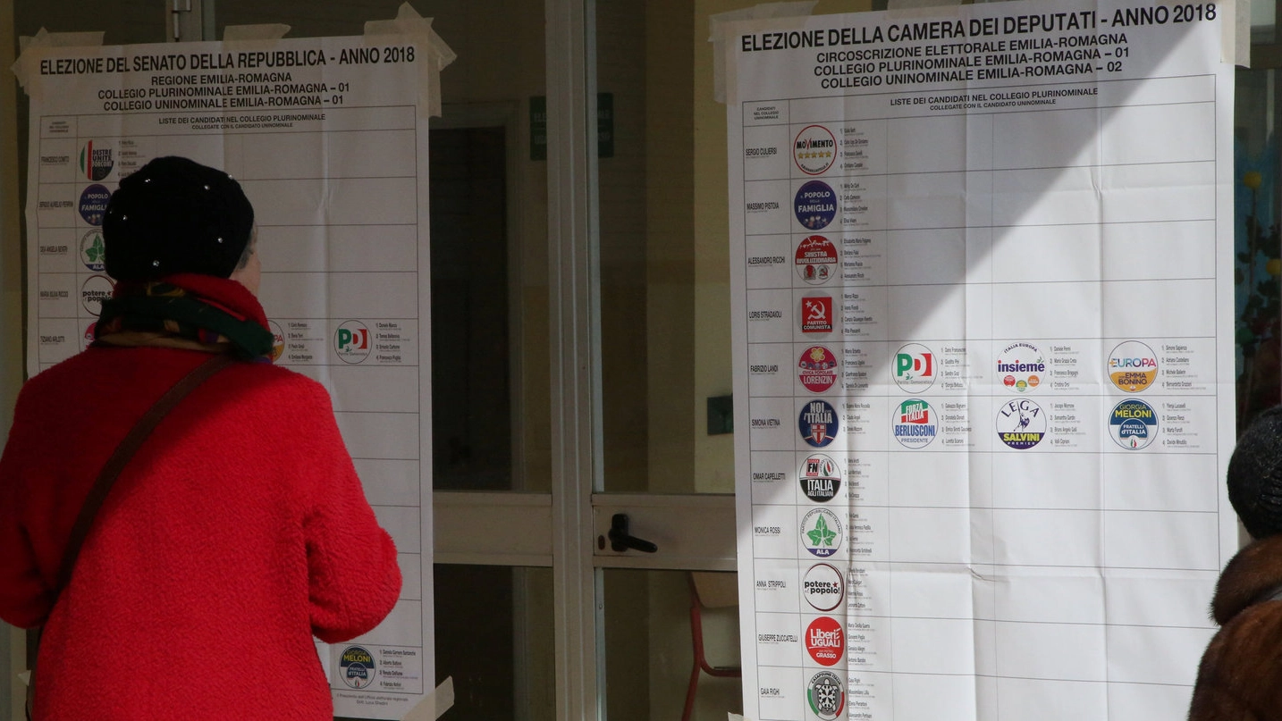 Un seggio elettorale a Cesena (Foto Ravaglia)