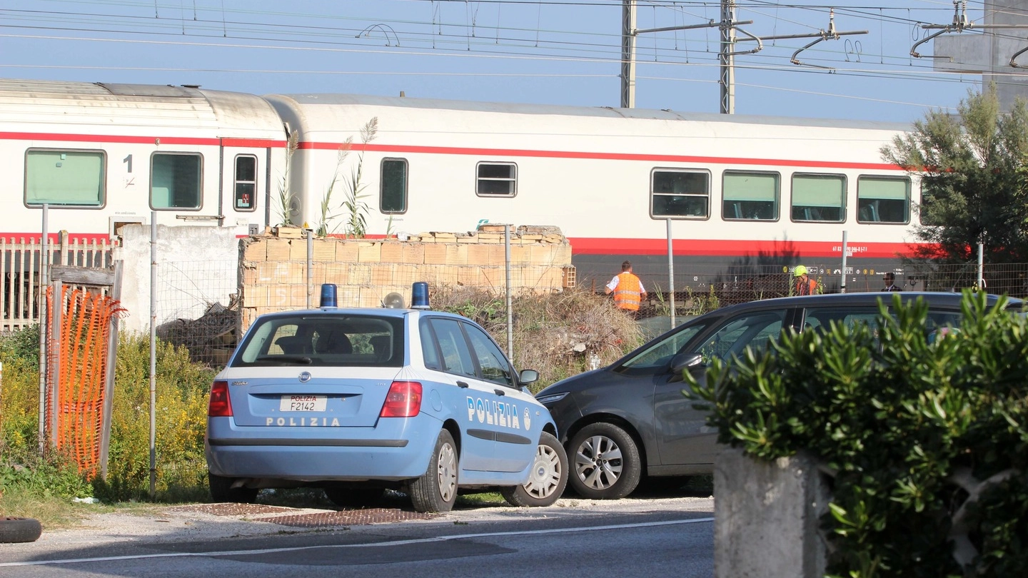 Muore travolta dal treno, la linea Adriatica interrotta per 4 ore (foto Effimera)