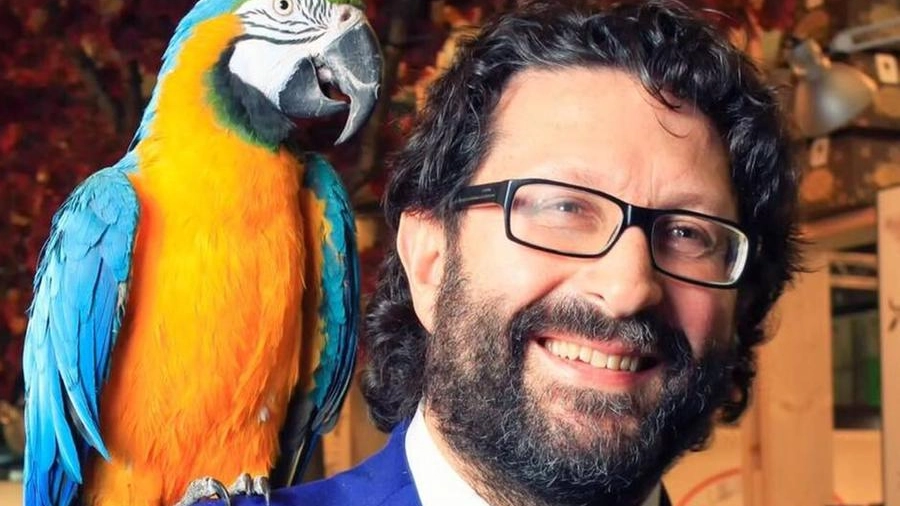 L'architetto Alessandro Maja immortalato con un pappagallo durante un evento