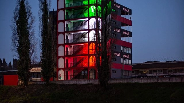 La torre dell'autodromo illuminata con il Tricolore (foto pagina Facebook dell'Autodromo)