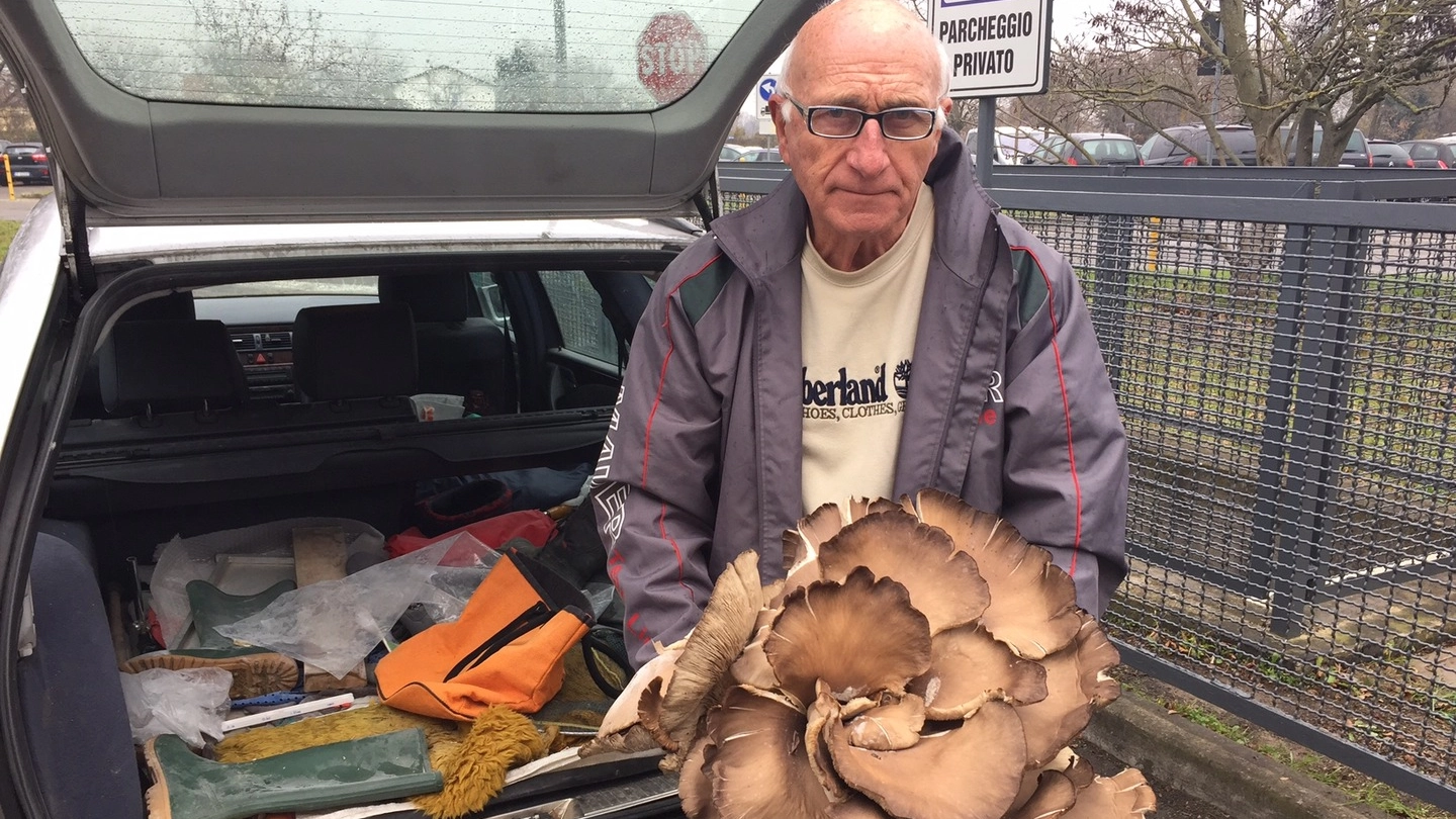 Giovanni Grosso, 69 anni, di Castenaso, con il fungo da 7 chili (Foto Carusone)