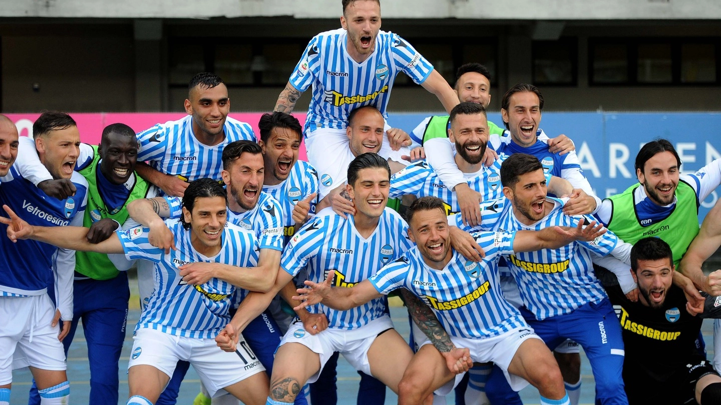 La Spal festeggia la salvezza dopo la vittoria contro il Chievo (Foto Businesspress)